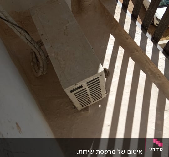 יחידת מזגן מותקנת על קיר עם צינורות אטומים